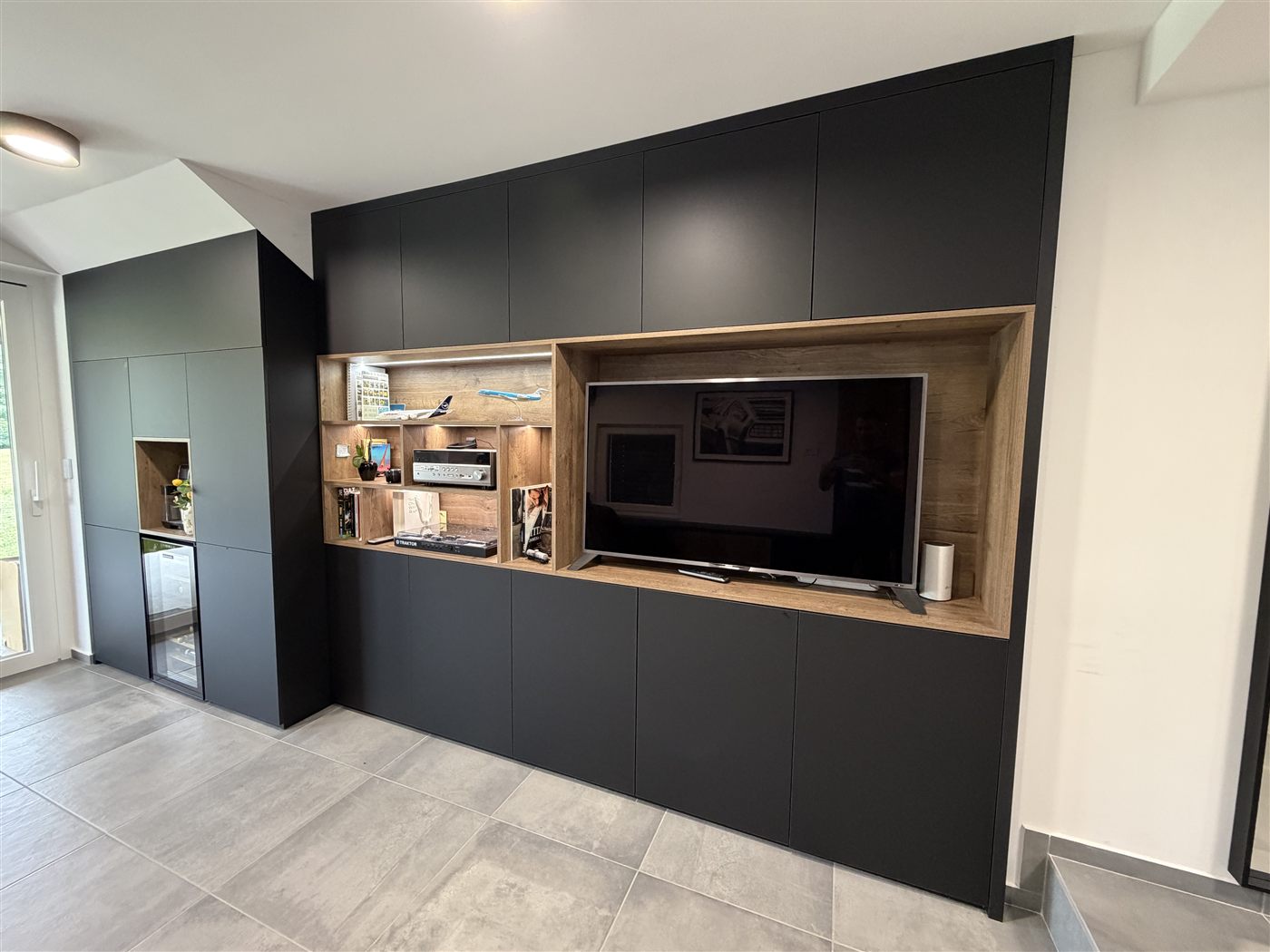 Dom studio — TV stena in pisarna