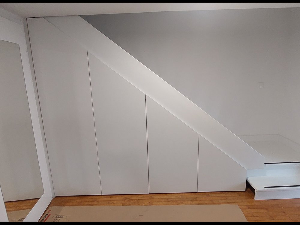 Omara pod stopnicami